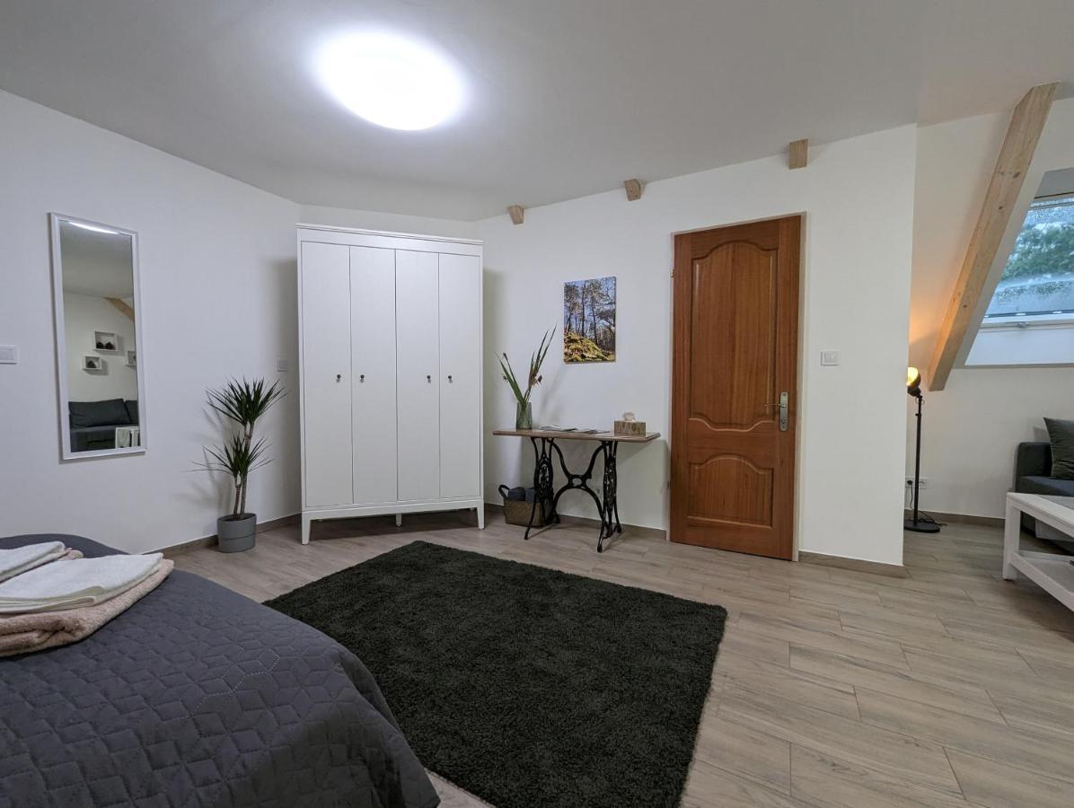 Kosbor Vendeghaz Daire Monoszlo Dış mekan fotoğraf